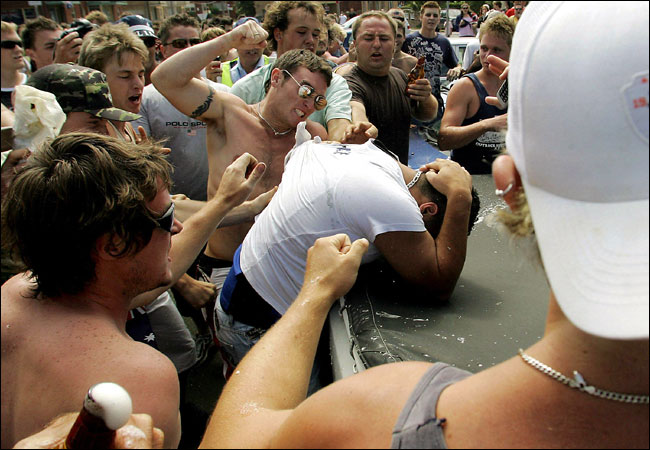 The crowd on a beachside street at Cronulla target people of Arabic and Mediterranean appearance, blamed for attacks on two lifeguards a week ago, Sydney, December 12, 2005.